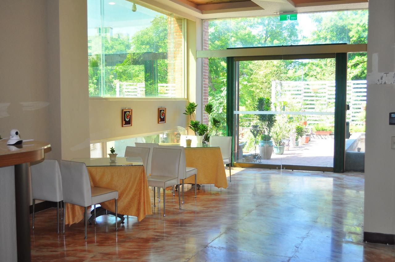 Fly House Backpacker Guesthouse Hualien stad Exteriör bild